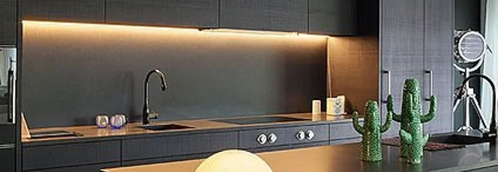 Moderne Küche mit Kochinsel